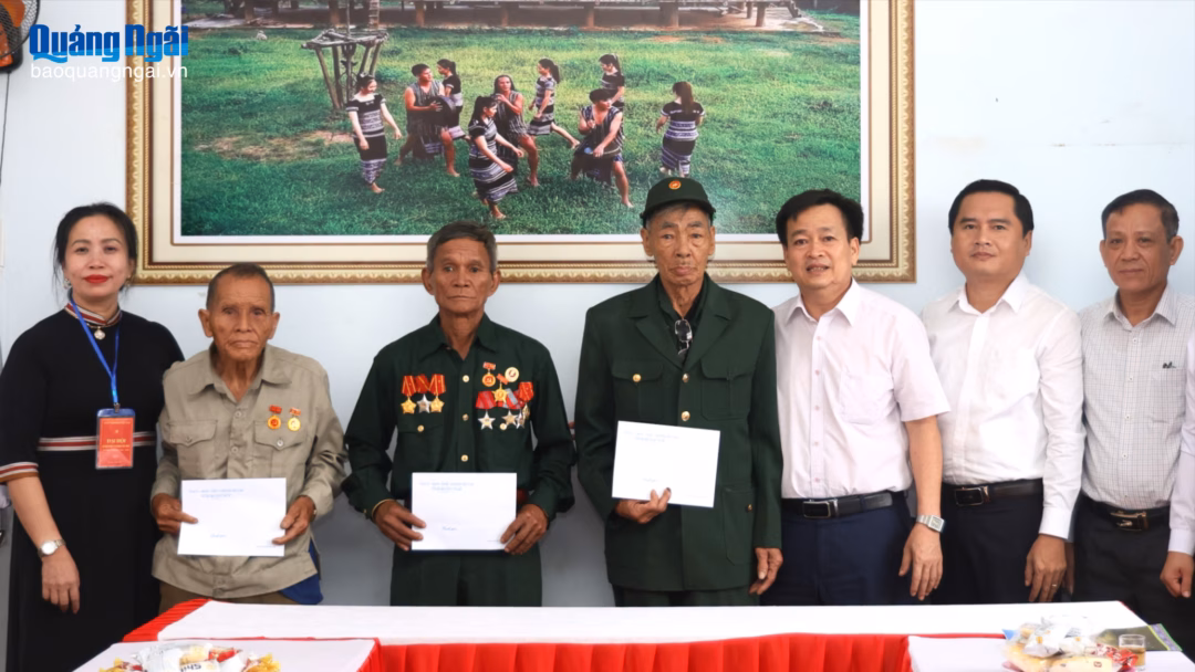 Văn phòng Tỉnh ủy cần làm tốt hơn nữa công tác tham mưu cho cấp ủy Phó Chủ tịch Thường trực HĐND tỉnh Nguyễn Cao Phúc tặng quà các gia đình chính sách ở xã Đặng Thùy Trâm