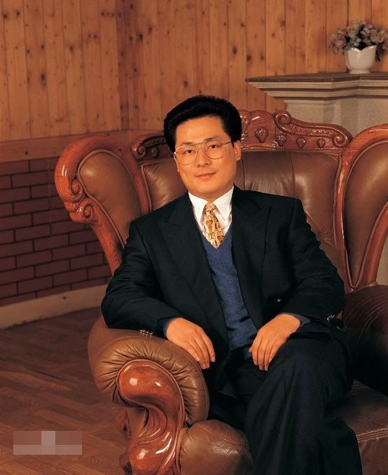 Viên Bảo Cảnh: Bài học kinh điển về sức mạnh hủy diệt của lòng tham Bài học ‘vua chứng khoán’ Trung Quốc mất sạch 4,3 tỷ USD vì lòng thù hận, từ đứa trẻ nghèo thành đại gia rồi cuối cùng thành tử tù- Ảnh 2.