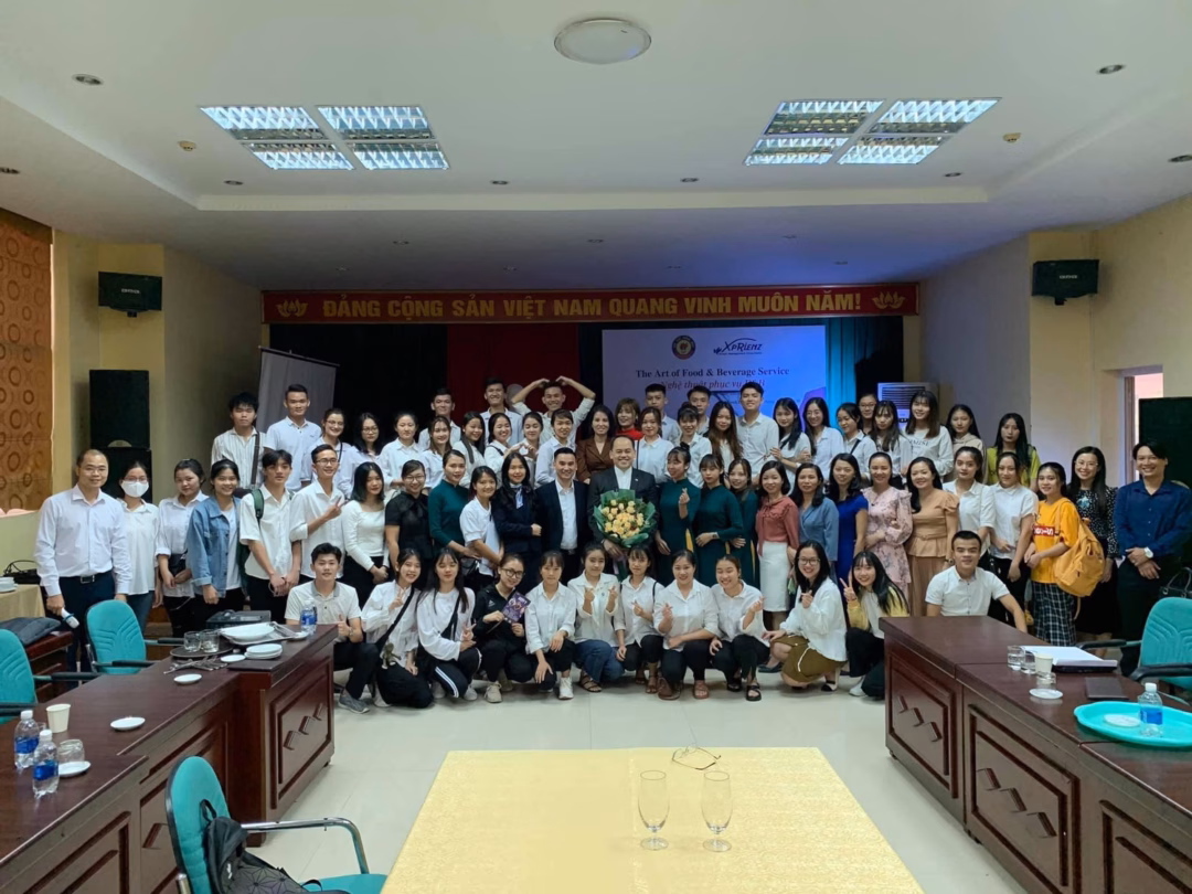 Đại học Hồng Đức đào tạo ngành Du lịch từ năm nào? Sinh viên ngành Du lịch tham dự chương trình Nghệ thuật phục vụ F&B.