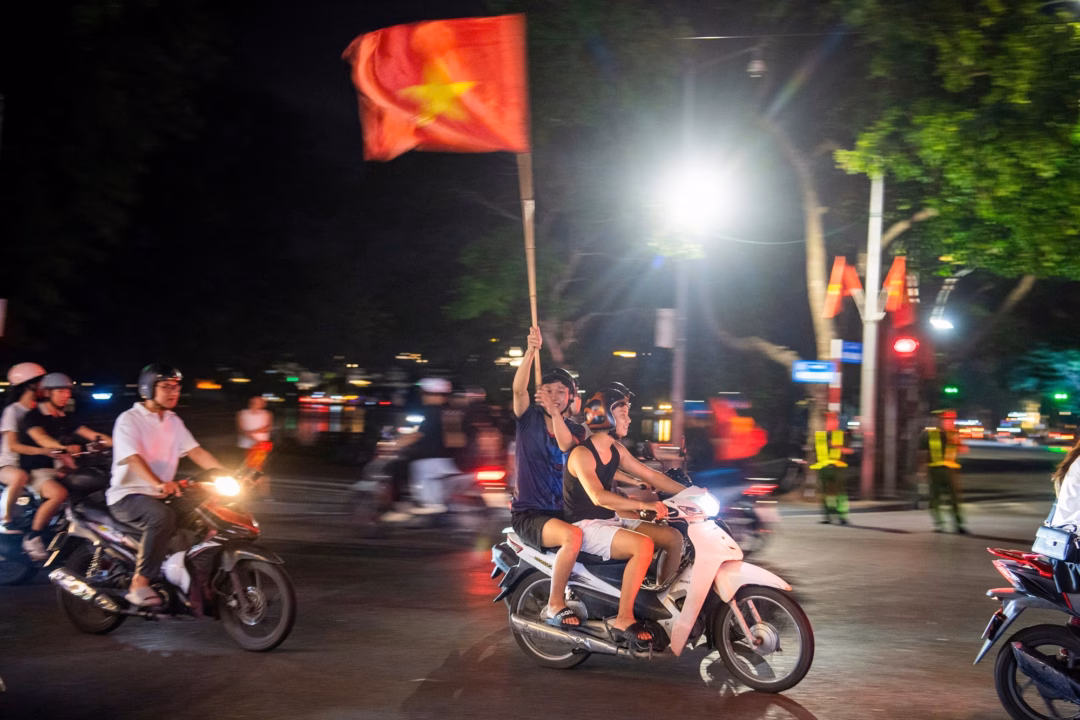 Người dân Hà Nội tung cờ đỏ sao vàng reo hò U23 Việt Nam vô địch Đã rất lâu rồi người hâm mộ mới lại có dịp đổ ra đường chung vui với chiến thắng của thầy trò HLV Kim Sang-sik.