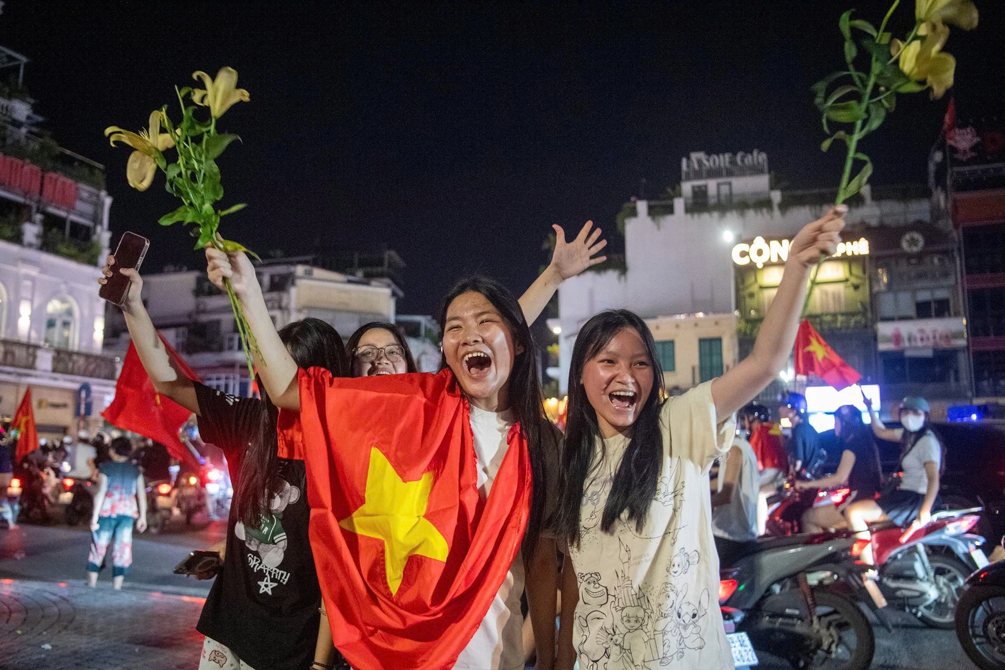 Người dân Hà Nội tung cờ đỏ sao vàng reo hò U23 Việt Nam vô địch Theo các cổ động viên, đây là trận đấu kinh ngạc của U23 Việt Nam khi đội lần đầu lập "hat-trick" vô địch ở giải U23 Đông Nam Á