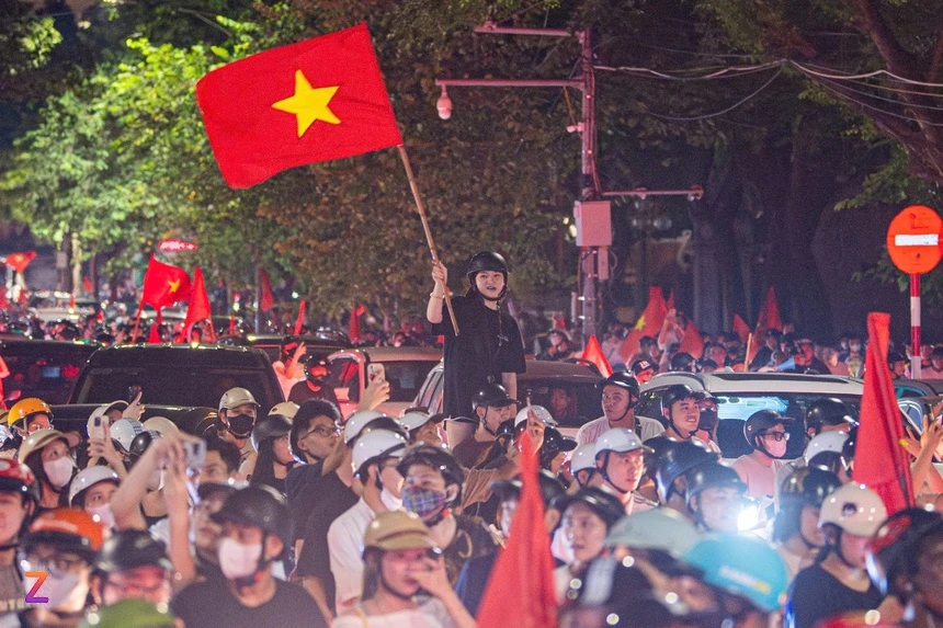 Người dân Hà Nội tung cờ đỏ sao vàng reo hò U23 Việt Nam vô địch Không khí rộn ràng, náo nhiệt tràn ngập phố phường với cờ đỏ sao vàng tung bay, cùng với đó là nhiều tiếng hô vang: "Việt Nam vô địch".