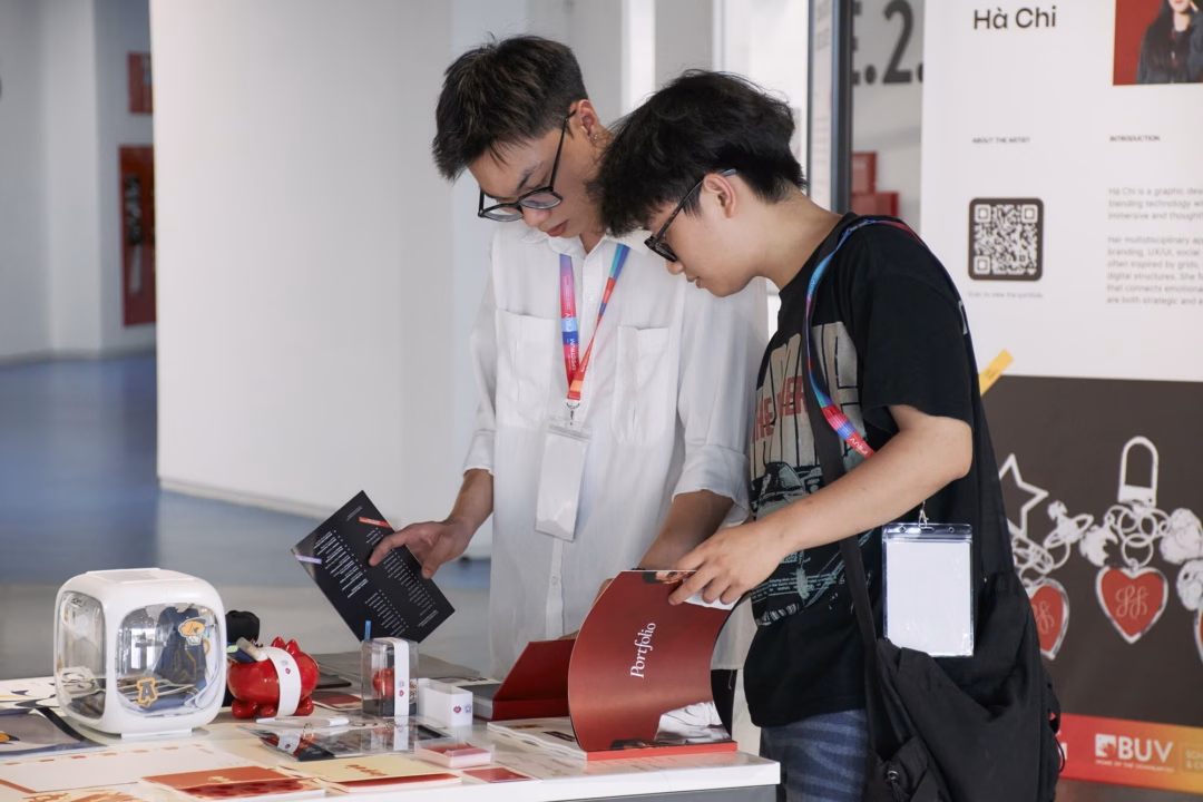 Sinh viên BUV tỏa sáng tại Triển lãm SPECTRUM – Summer Show 2025 Sinh viên thời nay không chỉ học để thi, họ còn tạo ra triển lãm sáng tạo nhìn là mê: 80 dự án, vạn sắc màu được kể- Ảnh 6.