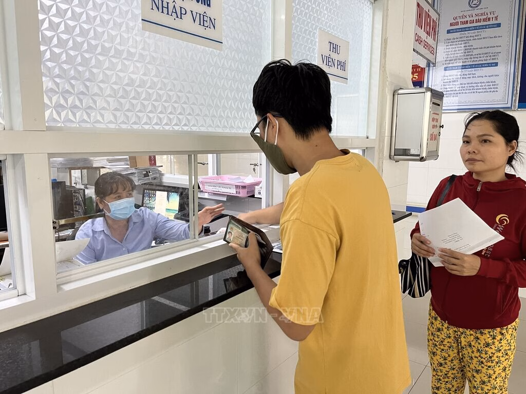 Tây Ninh đẩy mạnh chuyển đổi số trong lĩnh vực y tế Nhân viên Bệnh viện đa khoa Long An hướng dẫn người dân sử dụng Kiosk tự phục vụ - đăng ký khám chữa bệnh qua máy tự động.