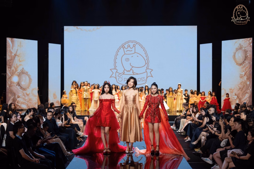 Thái Nguyên: Hàng chục mẫu nhí trình diễn thời trang trong sự kiện Ó Princess Fashion Show 2025 Các mẫu nhí mạnh mẽ và bản lĩnh với bộ sưu tập Golden Dusk ở màn 4