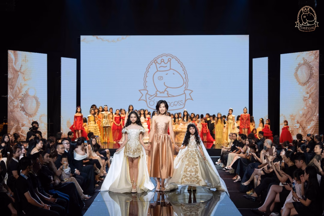 Thái Nguyên: Hàng chục mẫu nhí trình diễn thời trang trong sự kiện Ó Princess Fashion Show 2025 Mở đầu là màn 1 đến từ bộ sưu tập Sunrise Awakening nhẹ nhàng, thuần khiết.