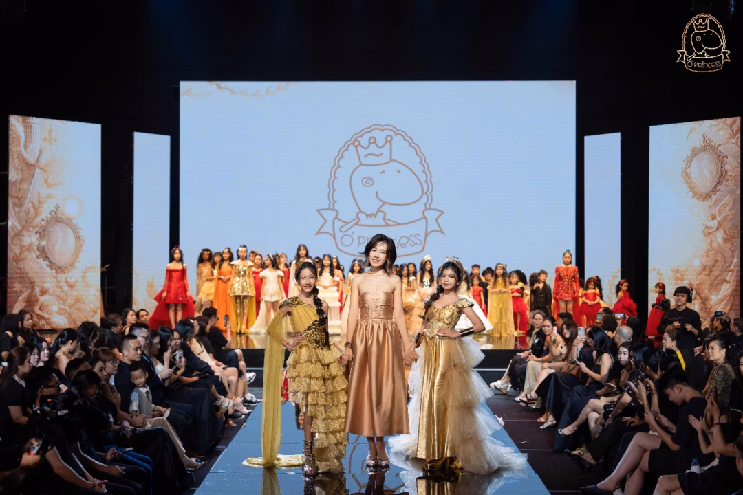 Thái Nguyên: Hàng chục mẫu nhí trình diễn thời trang trong sự kiện Ó Princess Fashion Show 2025 Màn 3 là bộ sưu tập Guardians of Light khắc họa hành trình đối diện thử thách