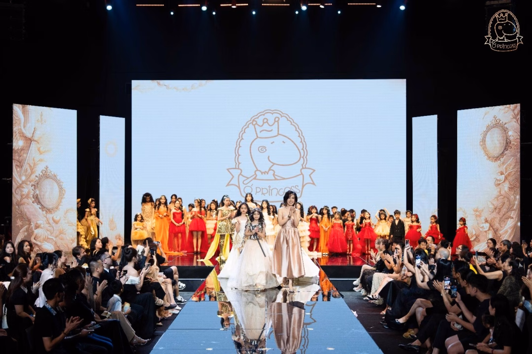 Thái Nguyên: Hàng chục mẫu nhí trình diễn thời trang trong sự kiện Ó Princess Fashion Show 2025 Thiết kế lộng lẫy từ bộ sưu tập Royal Radiance ở Màn 2