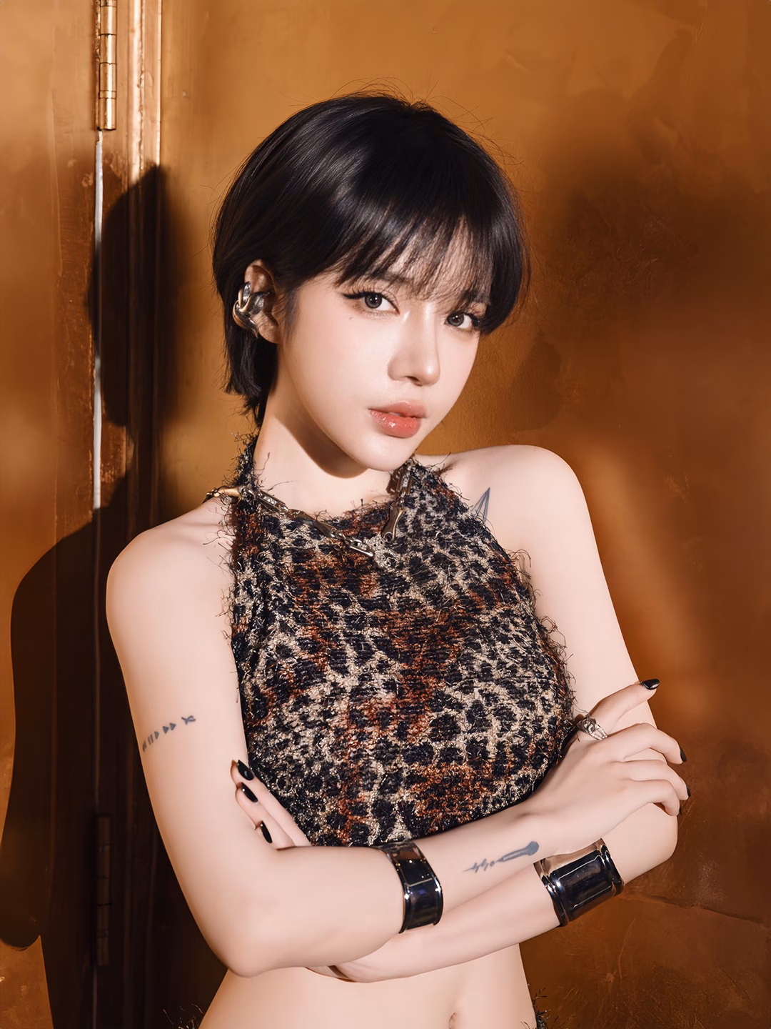 Kiểu tóc mái bằng màu đen cùng style makeup nhấn vào đôi mắt của Thanh Thuỷ khiến nhiều người liên tưởng đến Lisa và LyLy.