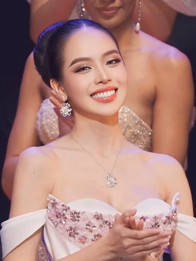 Nàng hậu Quốc tế đổi giao diện, netizen gọi tên Lisa và 1 Em Xinh- Ảnh 7.