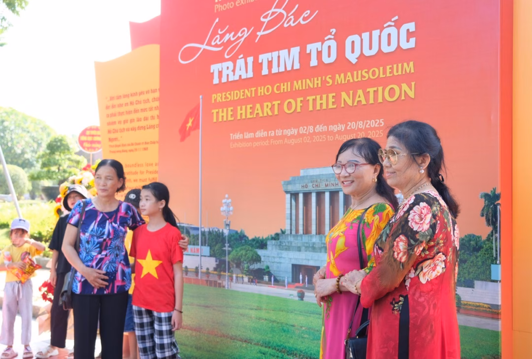Bạn trẻ check-in, tham quan triển lãm. Ảnh: Châu Linh