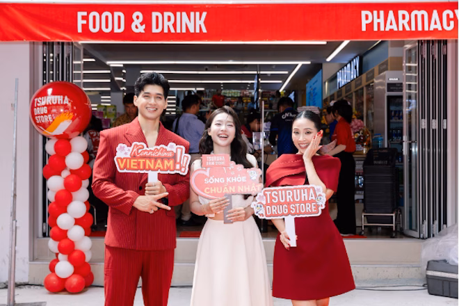 MC Liêu Hà Trinh, diễn viên Khả Ngân và diễn viên Ma Ran Đô trải nghiệm không gian mua sắm ở Tsuruha Drug Store nhân dịp khai trương