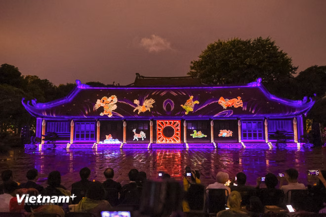 
Hà Nội “đánh thức” các di tích lịch sử với các tour đêm độc đáo. (Ảnh: Vietnam+)