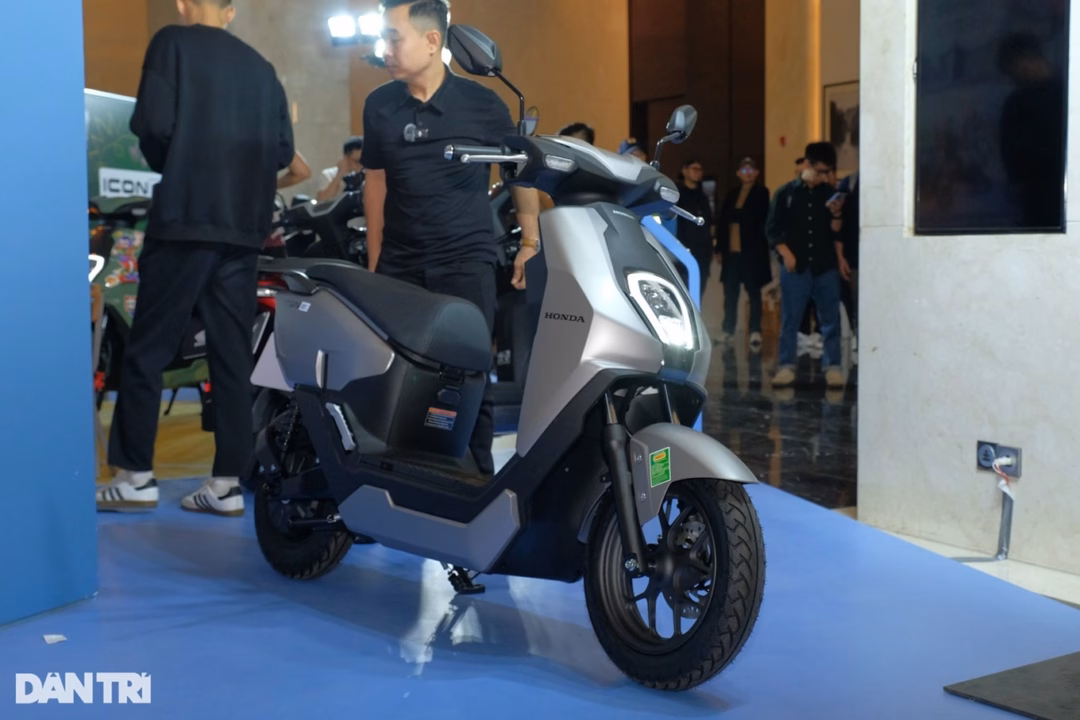 Lựa chọn xe máy điện trong tầm giá 30 triệu đồng: Những cái tên đáng cân nhắc Honda ICON e: được trang bị hệ thống đèn LED, phanh kết hợp CBS, màn hình kỹ thuật số LCD và cốp có dung tích 26 lít (Ảnh: Nguyễn Lâm).
