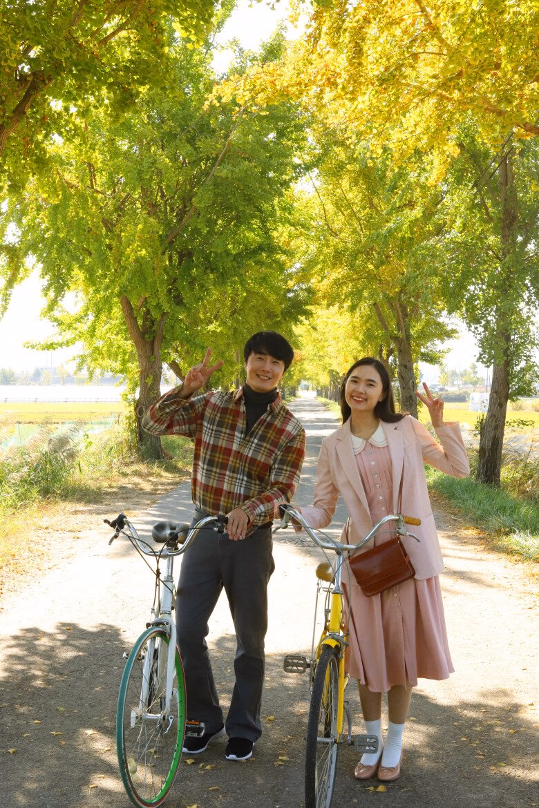 Với vai diễn Lê Thị Hạnh thời thanh xuân, Juliet Bảo Ngọc kết duyên cùng Jung Il Woo để khắc họa nên một mối tình lãng mạn giữa chàng trai Hàn và cô gái Việt. Trong quá trình quay, cả hai nhanh chóng tạo được sự ăn ý và gắn bó qua nhiều buổi làm việc chung để chuẩn bị cho vai vợ chồng trong phim Mang Mẹ Đi Bỏ.