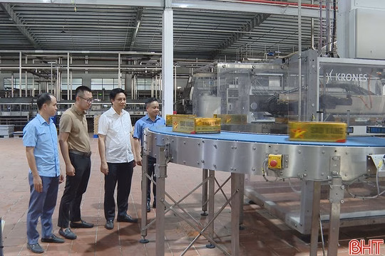 Ra sức lao động, sản xuất hướng về ngày hội lớn