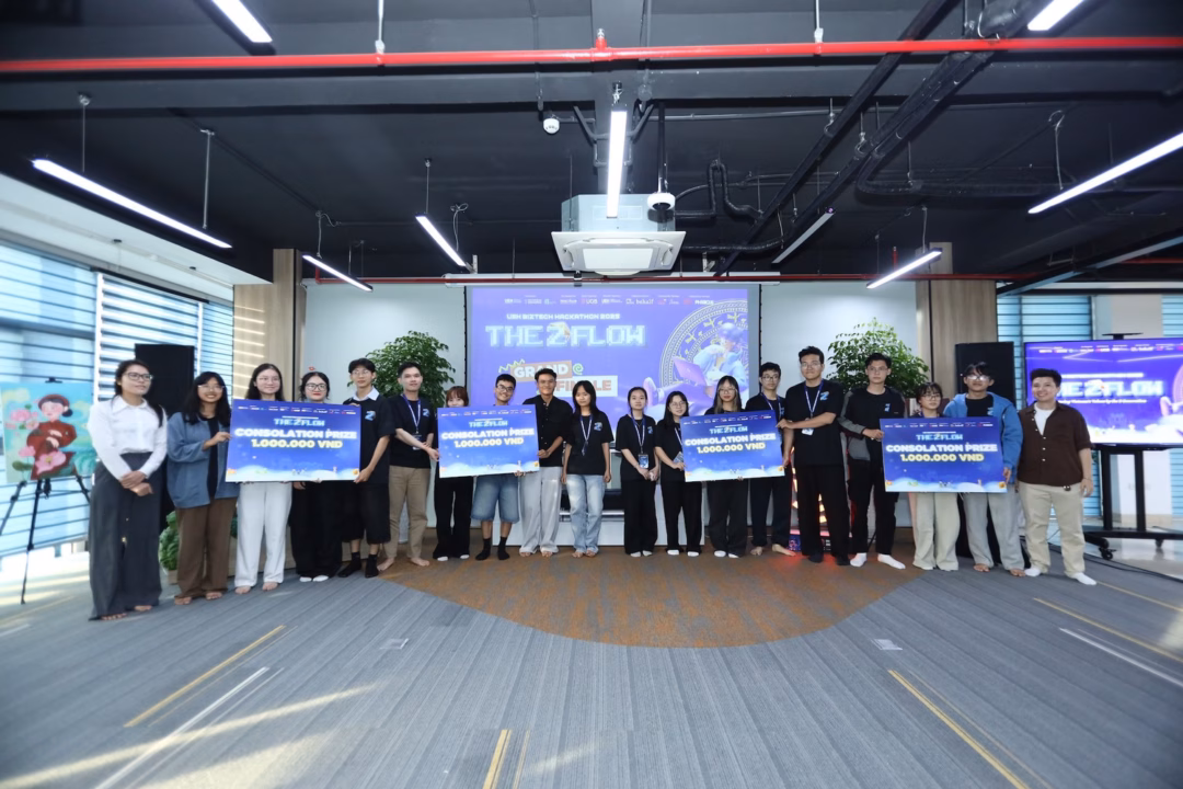 Các đội giành giải khuyến khích. Ảnh: UEH