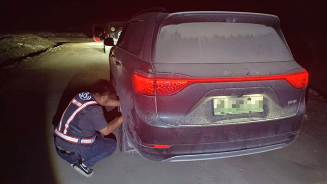 Xe điện Trung Quốc lộ diện với siêu năng lực vượt trội Lực lượng cứu hộ đang sửa chữa chiếc xe ở giữa nơi hoang vắng (Ảnh: Seres).