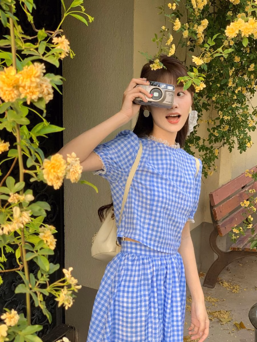 So với kẻ sọc, gingham mang đến vẻ cổ điển, gần gũi hơn.
