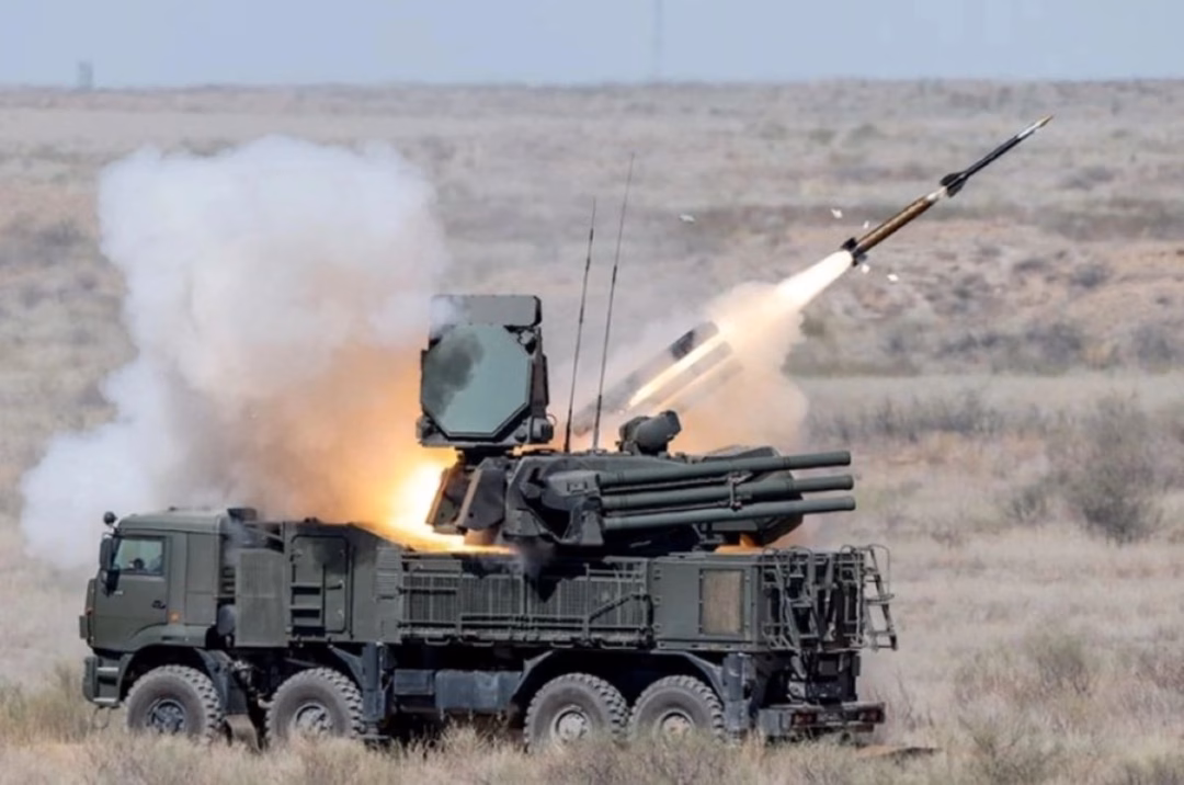 Tổ hợp Pantsir‑S1 tr&ecirc;n nền qu&acirc;n sự