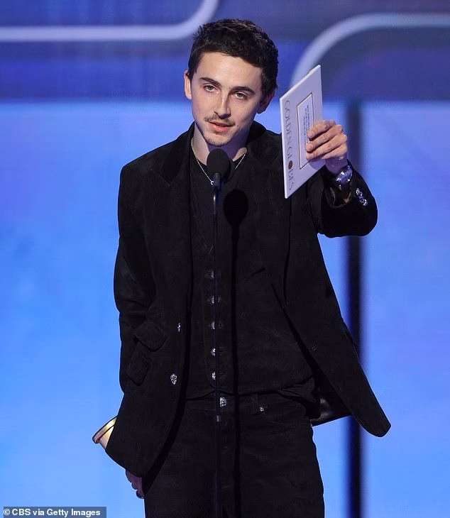 Timothée Chalamet đã cầm trọn giải Nam diễn viên chính xuất sắc nhất tại lễ Quả cầu Vàng 2026, kh Timothée Chalamet nhận giải Quả cầu Vàng 2026