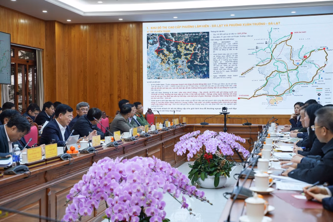 To&agrave;n cảnh buổi l&agrave;m việc