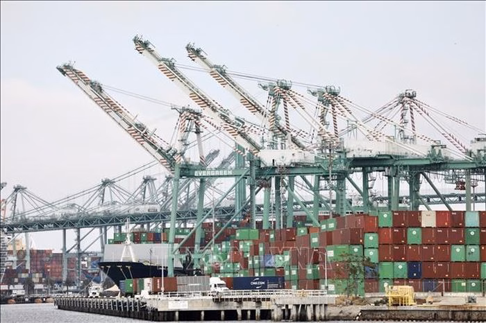 Cảng h&agrave;ng h&oacute;a tại Los Angeles, California, Mỹ