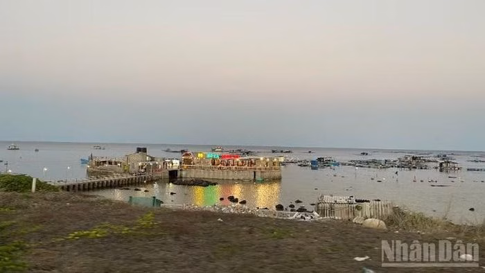 Cảnh quan du lịch biển đảo tại Ph&uacute; Qu&yacute;