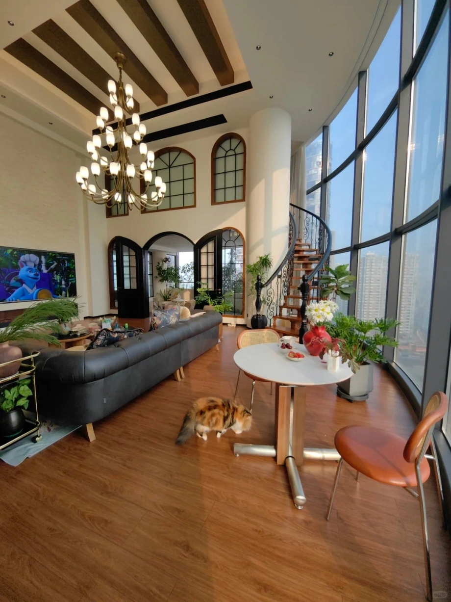 Cầu thang xoắn và cửa vòm phong cách cổ điển châu Âu