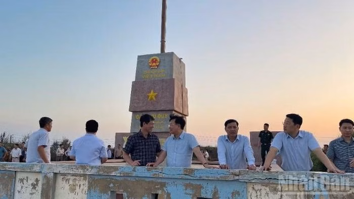 Cột cờ Ph&uacute; Qu&yacute; - biểu tượng của đảo