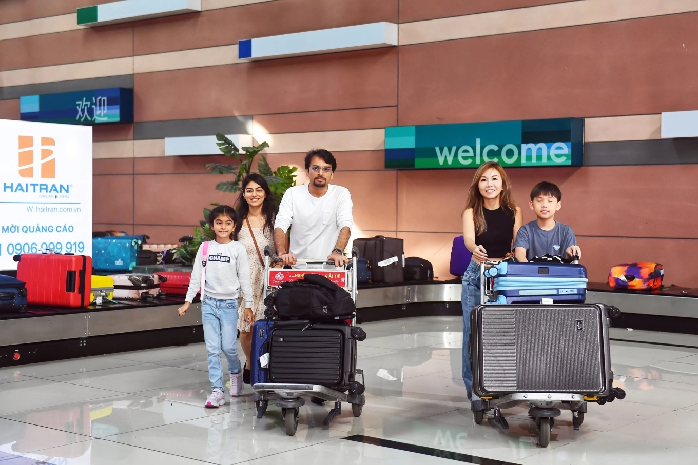 Du khách nhận hành lý tại sân bay. Ảnh: Sun Group