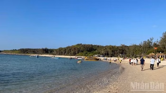 Du kh&aacute;ch tham quan cảnh đẹp tại H&ograve;n Tranh