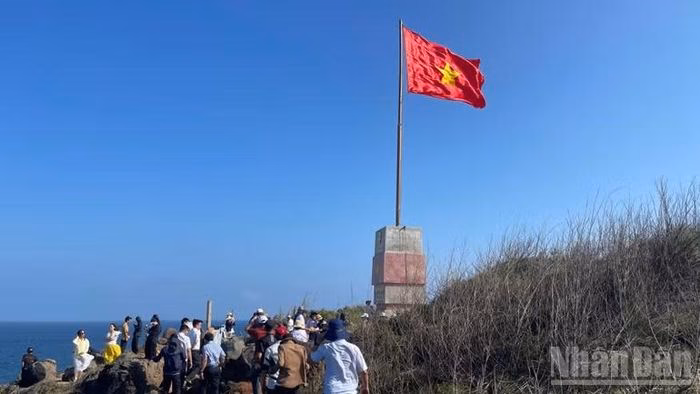 Du kh&aacute;ch tham quan Cột cờ Ph&uacute; Qu&yacute;