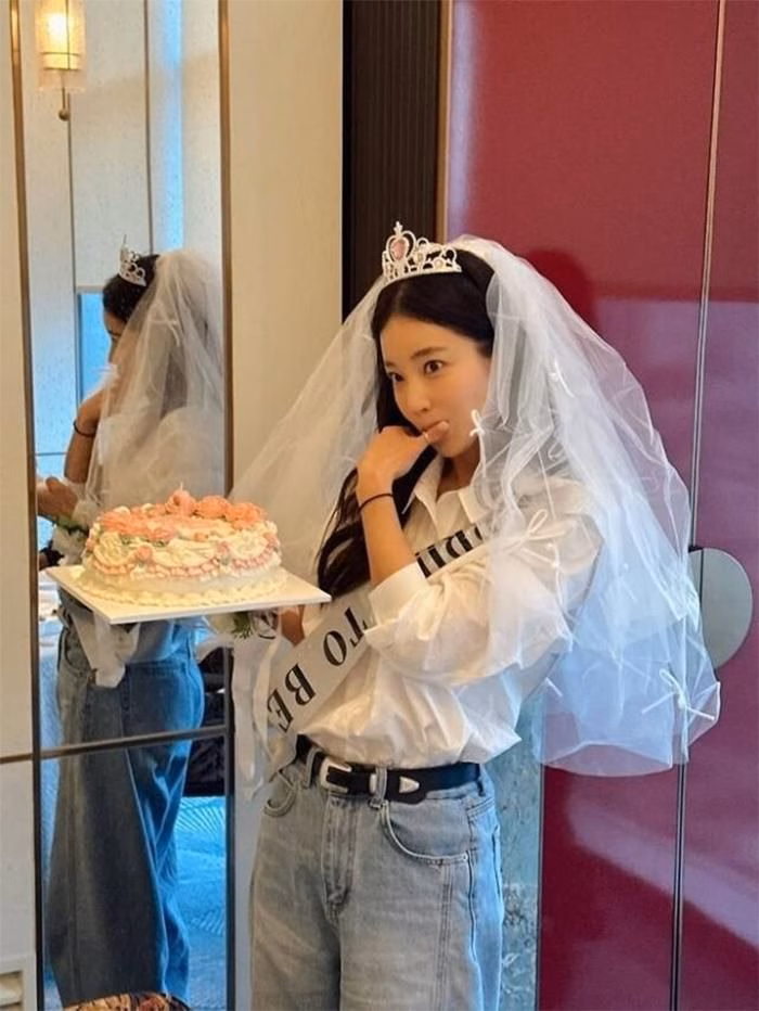 Ki Eun Se diện khăn voan và vương miện như cô dâu