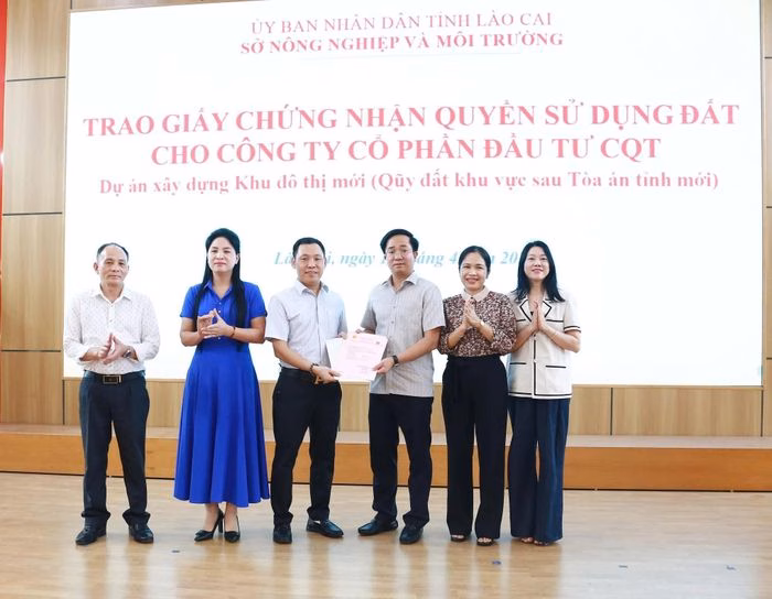 L&atilde;nh đạo tỉnh L&agrave;o Cai trao quyết định giao đất cho doanh nghiệp