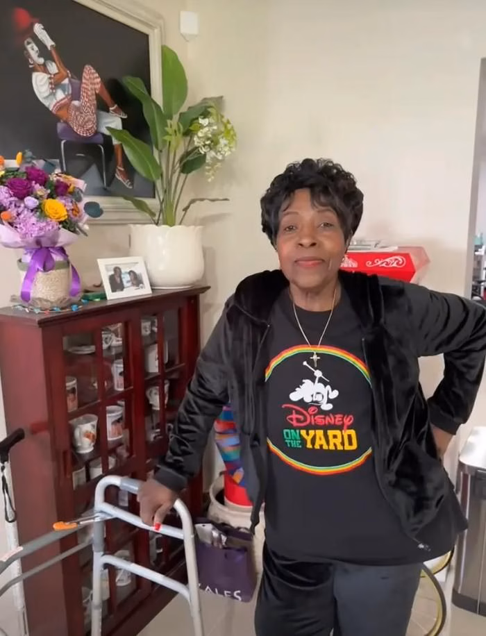 Nữ diễn vi&ecirc;n Jo Marie Payton sử dụng khung tập đi để hỗ trợ di chuyển