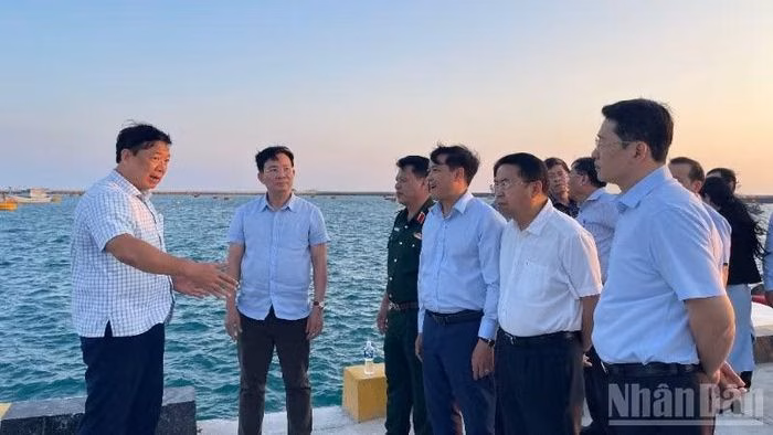 &Ocirc;ng Hồ Văn Mười v&agrave; đo&agrave;n khảo s&aacute;t tại cảng tr&aacute;nh tr&uacute; b&atilde;o Ph&uacute; Qu&yacute;