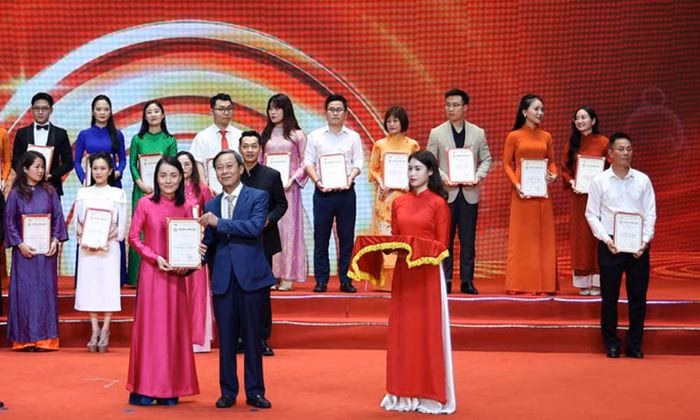 Ph&aacute;t thanh vi&ecirc;n L&ecirc; Thu Loan nhận giải Giọng v&agrave;ng