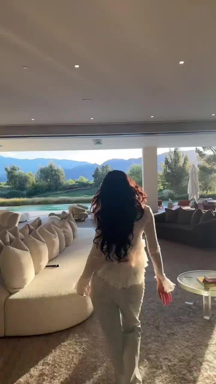 Video TikTok khoe biệt thự triệu đô của Kylie Jenner