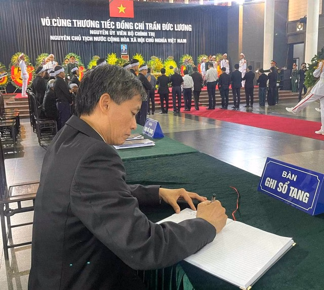 Chủ tịch Hội Luật gia Việt Nam viết sổ tang Chủ tịch Hội Luật gia Việt Nam viết sổ tang