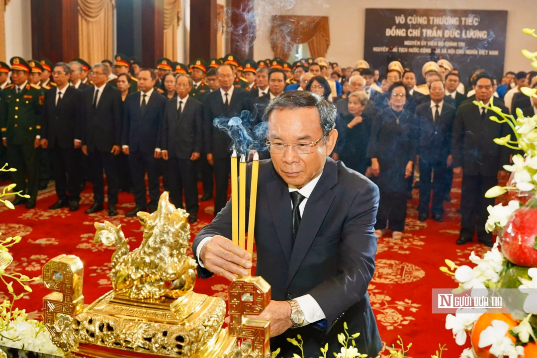 Bí thư Thành ủy Tp.HCM Nguyễn Văn Nên Bí thư Thành ủy Tp.HCM Nguyễn Văn Nên thắp nhang tưởng nhớ nguyên Chủ tịch nước Trần Đức Lương