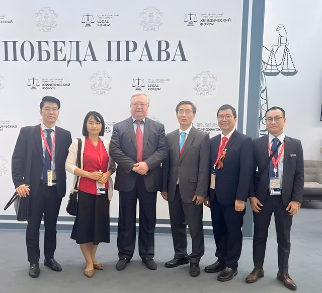 Chủ tịch Hội Luật gia Nga và đoàn công tác Chủ tịch Hội Luật gia Nga chụp ảnh cùng đoàn công tác