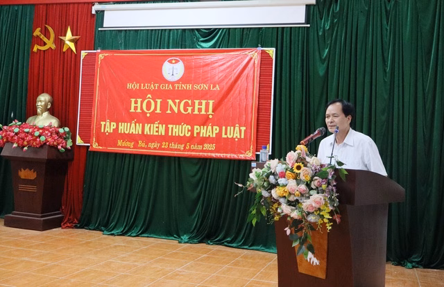Ông Quàng Hùng – Phó Chủ tịch Hội Luật gia tỉnh Sơn La phát biểu tại hội nghị