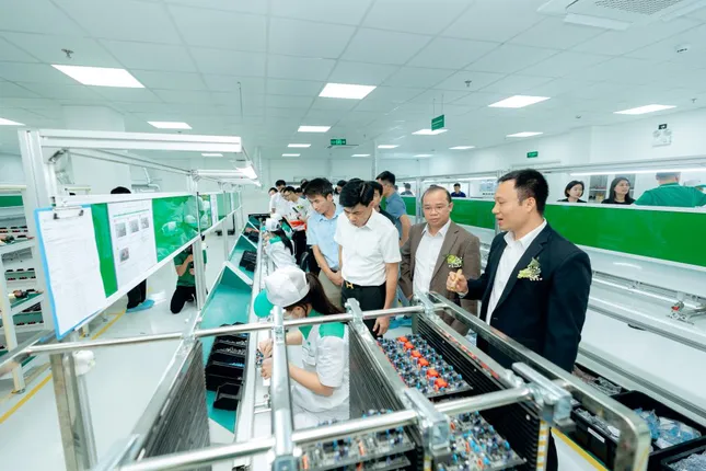 Lumi Smart Factory Khách tham quan Lumi Smart Factory