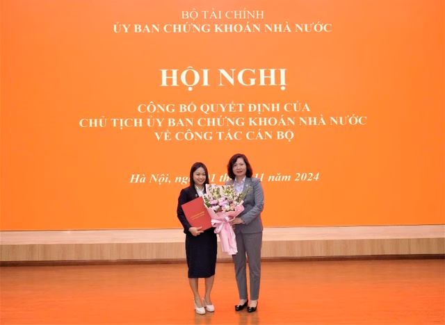 Chủ tịch UBCKNN trao quyết định Chủ tịch UBCKNN trao quyết định bổ nhiệm