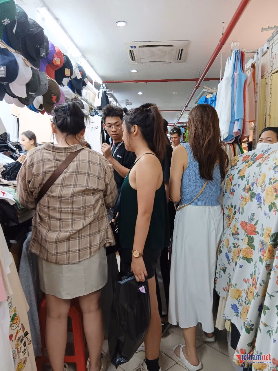 Khách vẫn tấp nập tại Saigon Square