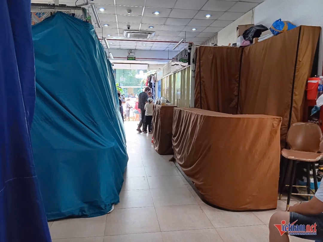 Các tiểu thương vận chuyển hàng hóa