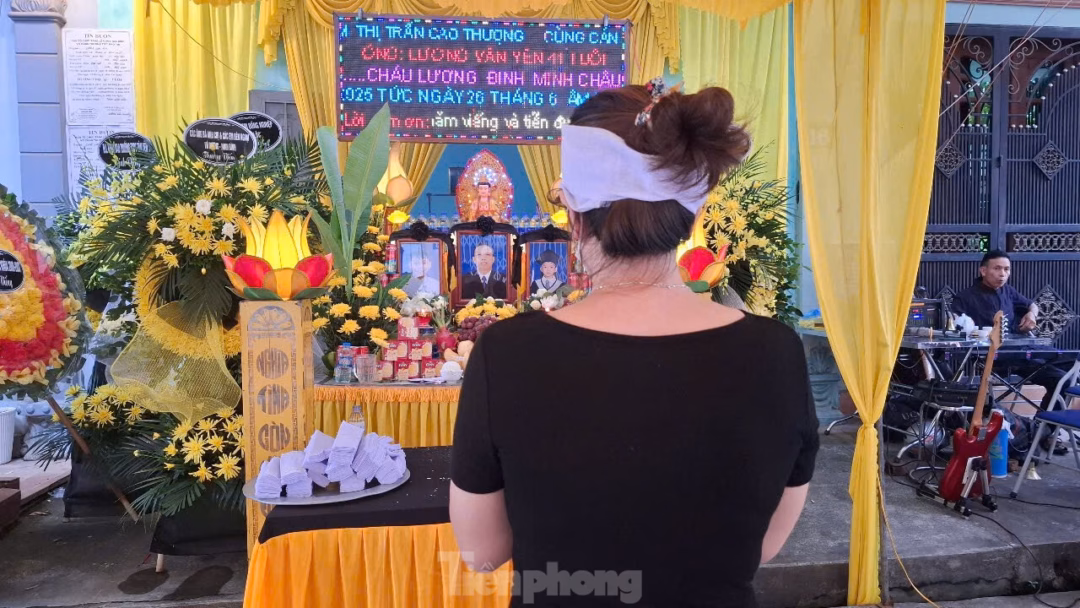 Đông đảo người thân, hàng xóm, bạn bè gần xa đến viếng anh Yên và 2 con. Ảnh: Nguyễn Thắng