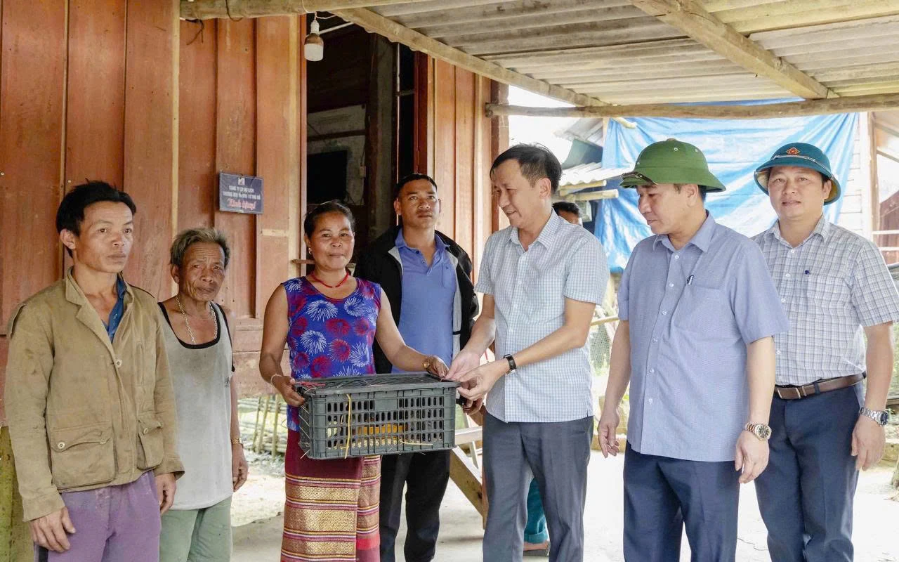 Bí thư Đảng ủy tận tâm với công việc ở vùng biên giới Quảng Trị Bí thư Đảng ủy xã Thượng Trạch Nguyễn Quốc Hạnh trao hỗ trợ con giống, tạo sinh kế cho bà con xã Thượng Trạch - Ảnh: L.M