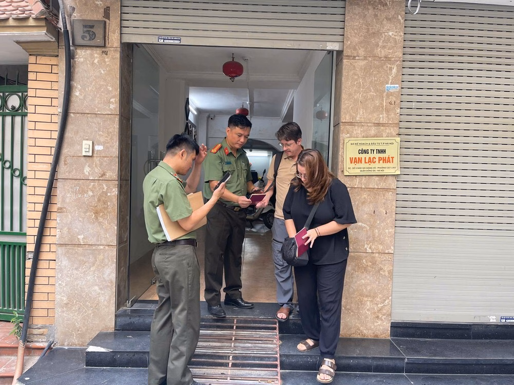Công an Hà Nội tận tâm hỗ trợ người nước ngoài làm định danh điện tử Nhiều người nước ngoài bày tỏ sự hài lòng trước thái độ, sự tận tụy trong công việc của cán bộ Công an